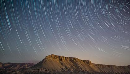 电鸽深度揭秘：内幕风波背后，明星在酒吧后巷的角色疯狂令人意外